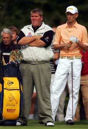 John Daly (USA, li.) skeptisch, daneben Marcel Siem (Deutschland) Golf Herren BMW International Open 2004, PGA European Tour, Golfen Gruppe Golfclub Eichenried Nord München Skepsis,