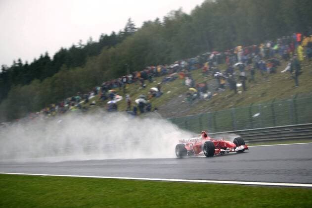 Michael Schumacher (Deutschland Ferrari) wirbelt mit seinem Boliden eine Menge Wasser auf Motorsport Grand Prix Herren Großer Preis von Belgien 2004, Formel 1 Weltmeisterschaft, F1, F, GP, WM, Vdig Totale Spa-Francorchamps Dynamik,