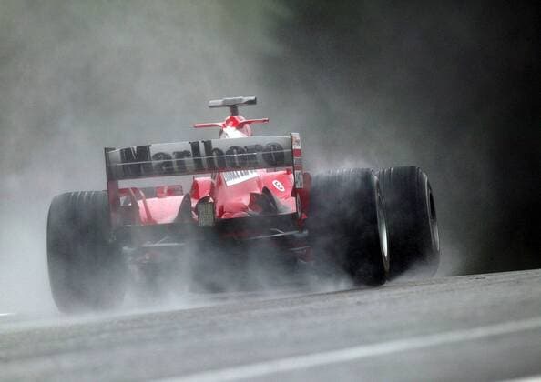 Michael Schumacher (Deutschland Ferrari) wirbelt mit seinem Boliden eine Menge Wasser auf Motorsport Grand Prix Herren Großer Preis von Belgien 2004, Formel 1 Weltmeisterschaft, F1, F, GP, WM, Qualifying, Vdig Einzelbild Spa-Francorchamps Dynamik,