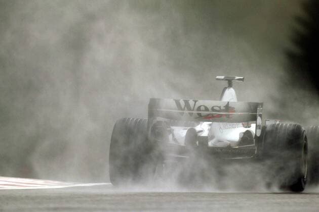 David Coulthard (Schottland McLaren-Mercedes) wirbelt mit seinem Boliden eine Menge Wasser auf Motorsport Grand Prix Herren Großer Preis von Belgien 2004, Formel 1 Weltmeisterschaft, F1, F, GP, WM, Qualifying, Vdig Einzelbild Spa-Francorchamps Dynamik,