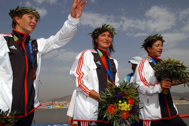 Siegerehrung Viererkajak, v.li.: Katrin Wagner, Birgit Fischer und Maike Nollen (alle Deutschland) als Olympiasieger auf dem Podium Kanu OS Sommer Damen Olympische Sommerspiele 2004, Olympia, Olympiade, Spiele, Kanusport, Kajak, Viererkajak, Vdig Gruppe Athen Shinias Schinias Freude,