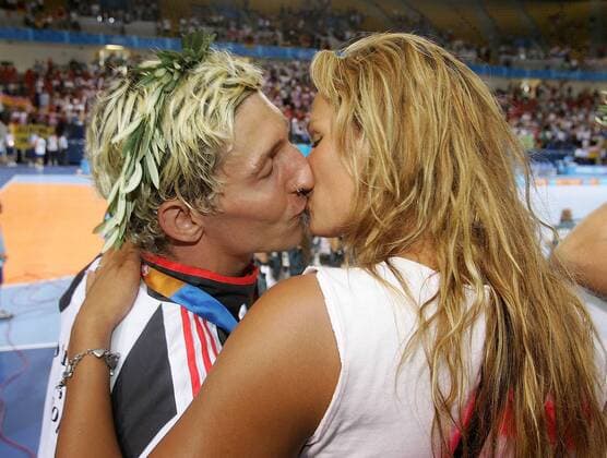 Liebe heilt alle Wunden - Stefan Kretzschmar muss sich mit der Silbermedaille zufrieden geben, aber ein Kuss von seiner Freundin Franziska van Almsick (beide Deutschland) macht die Finalniederlage für kurze Zeit vergessen Handball OS Sommer Herren Olympische Sommerspiele 2004, Olympia, Olympiade, Spiele, Schwimmen, Schwimmsport Gruppe Helliniko Romantik