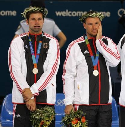 Während Daniel Stephan (li.) eine enttäuschte Grimasse zieht, fühlt sich Christian Schwarzer (beide Deutschland) abgewatscht - der Schock nach dem verlorenen Finale sitzt tief Handball OS Sommer Herren Olympische Sommerspiele Athen 2004, Olympia, Olympiade, Spiele, Nationalmannschaft, Nationalteam, Gruppe Helliniko Enttäuschung,