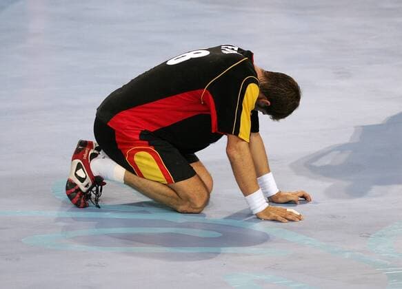 Daniel Stephan (Deutschland) am Boden Handball OS Sommer Herren Olympische Sommerspiele Athen 2004, Olympia, Olympiade, Spiele, Länderspiel, Finale, Endspiel Einzelbild Nationalmannschaft, Nationalteam, Nationaltrikot Helliniko Enttäuschung, Verzweiflung