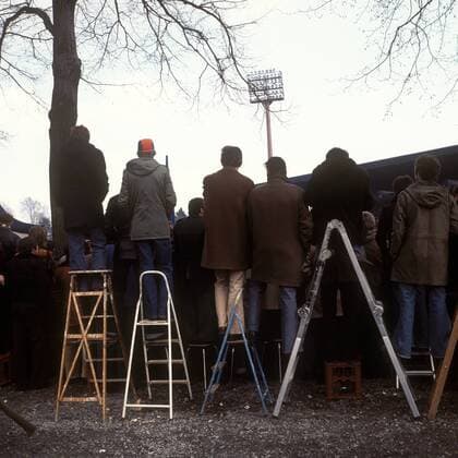 Selbsthilfe - Auf Leitern gestellt verfolgen die Zuschauer das Viertelfinale im DFB-Pokal in der Grotenburg-Kampfbahn Fußball 2. BL Herren DFB-Pokal 1976 1977, Pokalspiel, Bayer 05 Uerdingen, Viertelfinale, Mfdia Totale Grotenburg-Kampfbahn Krefeld
