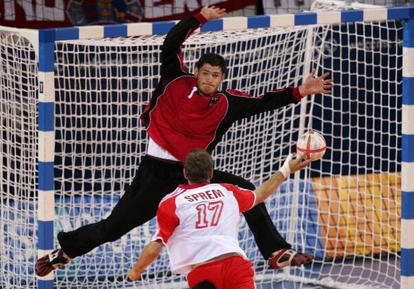 Torwart Henning Fritz (Deutschland) gegen den Wurf von Goran Sprem (Kroatien) Handball OS Sommer Herren Olympische Sommerspiele Athen 2004, Olympia, Olympiade, Spiele, Länderspiel, Vdig Gruppe Finale, Endspiel Helliniko Dynamik, Abwehr