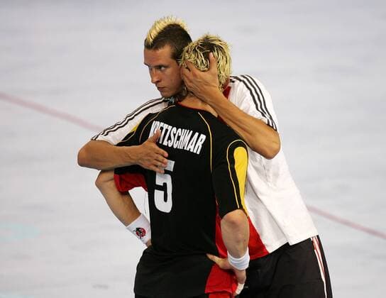 Pascal Hens tröstet Stefan Kretzschmar (beide Deutschland) Handball OS Sommer Herren Olympische Sommerspiele Athen 2004, Olympia, Olympiade, Spiele, Länderspiel, Vdig Gruppe Finale, Endspiel Helliniko Enttäuschung, Kameradschaft,