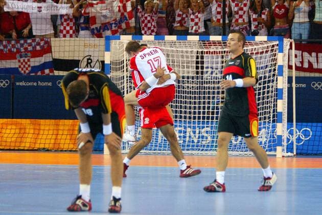 Daniel Stephan (li.) und Christian Zeitz (beide Deutschland) enttäuscht während die Kroaten ihren Olympiasieg feiern, Goran Sprem (17) jubelt in den Armen von Niksa Kaleb (beide Kroatien) Handball OS Sommer Herren Olympische Sommerspiele Athen 2004, Olympia, Olympiade, Spiele, Länderspiel, Finale, Endspiel Gruppe Helliniko Enttäuschung, Verzweiflung, Freude, Begeisterung