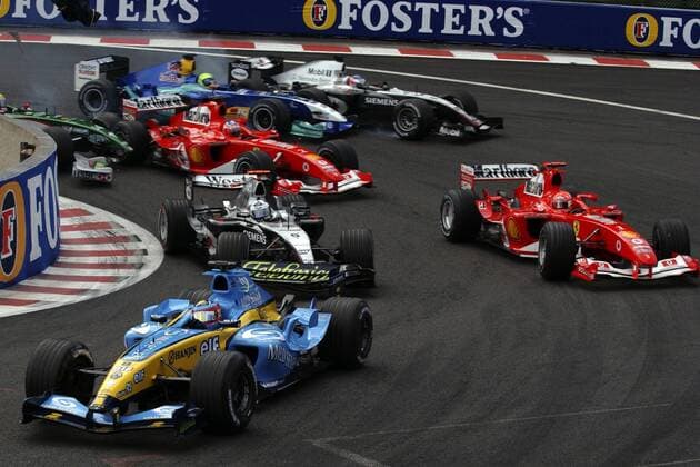 Es wird eng beim Start zum GP von Belgien in Spa-Francorchamps 2004: Fernando Alonso (Spanien Renault) führt vor David Coulthard (Schottland McLaren-Mercedes) und Michael Schumacher (Deutschland Ferrari, re.) das Feld durch die La Source-Kurve Motorsport Grand Prix Herren Großer Preis von Belgien 2004, Formel 1 Weltmeisterschaft, F1, F, GP, WM Gruppe Spa-Francorchamps
