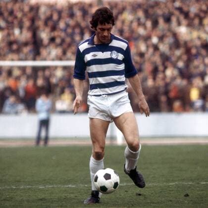 Theo Bücker (Duisburg) am Ball Fußball 1. BL Herren Saison 1976 1977, MSV Duisburg, Mfdia Einzelbild Duisburg Dynamik,