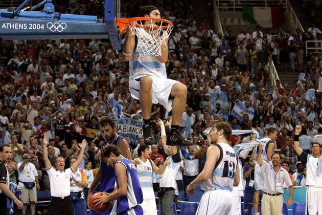 Luis Scola (Argentinien) freut sich über den Olympiasieg auf seine ganz spezielle Weise und hängt sich an einen Korb Basketball OS Sommer Herren Olympische Sommerspiele Athen 2004, Olympia, Olympiade, Spiele, Finale, Endspiel Totale Maroussi Glück Freude, Begeisterung,