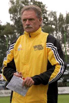 Trainer Hubert Hüring (Cloppenburg) macht Notizen Fußball Herren Oberliga Nord 2004 2005, BV Cloppenburg, Vdig Einzelbild Hannover