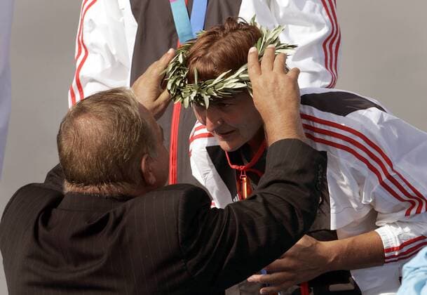 Siegerehrung: Birgit Fischer (Deutschland) wird der Lorbeerkranz aufgesetzt Kanu OS Sommer Damen Olympische Sommerspiele Athen 2004, Olympia, Olympiade, Spiele, Kanusport, Viererkajak, Kajak, Vdig Gruppe Shinias, Schinias