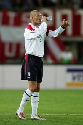 David Beckham (England) nimmt einen kleinen Schluck zwischendurch Fußball Länderspiel Herren Weltmeisterschaftsqualifikation 2004, Qualifikation, Länderspiel, Nationalmannschaft, Nationalteam Einzelbild Wien