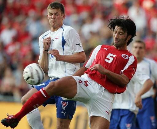 Murat Yakin (Schweiz, re.) gegen Atli Danielsen (Färöer Inseln) Fußball Länderspiel Herren Qualifikation 2004, Länderspiel, Nationalmannschaft, Nationalteam, Gruppe Basel Dynamik,