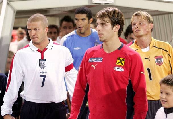 David Beckham (England, li.) und Andreas Ivanschitz (Mitte) führen ihre Teams auf den Platz, re. Torwart Alexander Manninger (beide Österreich) Fußball Länderspiel Herren Weltmeisterschaftsqualifikation 2004, Qualifikation, Länderspiel, Nationalmannschaft, Nationalteam Gruppe Wien