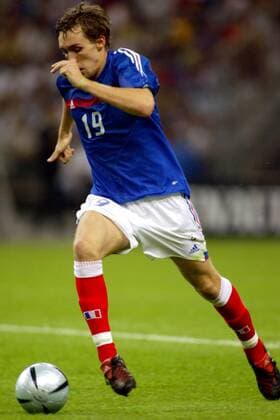 Gael Givet (Frankreich) am Ball Fußball Länderspiel Herren Weltmeisterschaftsqualifikation 2004, Länderspiel, Qualifikation, Nationalmannschaft, Nationalteam Einzelbild pan7102 Paris, Saint Denis, St. Dynamik,  