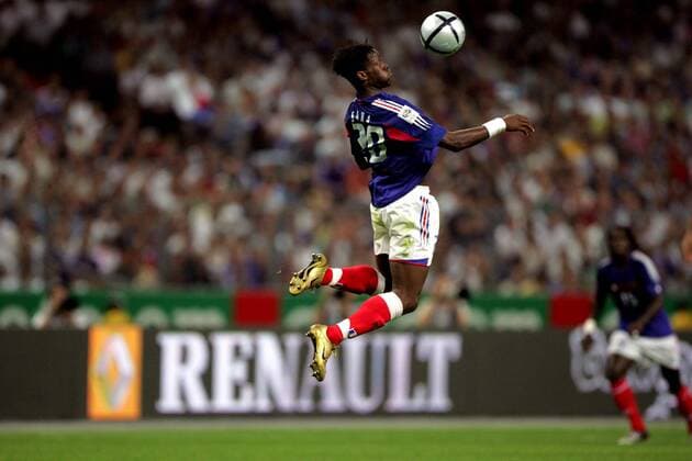Louis Saha (Frankreich) - Brustannahme Fußball Länderspiel Herren Weltmeisterschaftsqualifikation 2004, Länderspiel, Qualifikation, Nationalmannschaft, Nationalteam Einzelbild pan7103 Paris, Saint Denis, St. Dynamik, Höhe,  