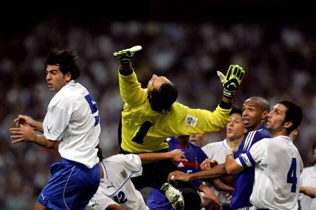 Torwart Nir Davidovitz mit waghalsigen Einsatz, unterstützt von Tal Ben Haim (li.), Arik Benado (4, alle Israel) und Thierry Henry (Frankreich) Fußball Länderspiel Herren Weltmeisterschaftsqualifikation 2004, Länderspiel, Qualifikation, Nationalmannschaft, Nationalteam Gruppe pan7102 Paris, Saint Denis, St. Dynamik, Abwehr