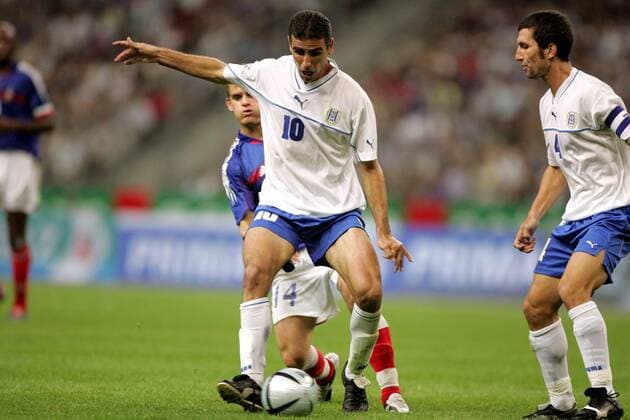 Walid Badir (Mitte, Israel) am Ball bedrängt von Jerome Rothen (Frankreich), re. Arik Benado Fußball Länderspiel Herren Weltmeisterschaftsqualifikation 2004, Länderspiel, Qualifikation, Nationalmannschaft, Nationalteam Gruppe pan7102 Paris, Saint Denis, St. Dynamik,  