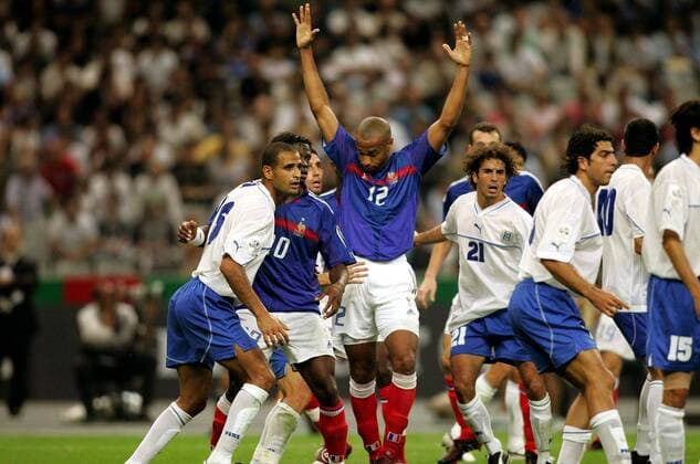 Thierry Henry (12, Frankreich) macht auf sich aufmerksam; li. Kümmert sich Adoram Keise (Israel) um Louis Saha (Frankreich) Fußball Länderspiel Herren Weltmeisterschaftsqualifikation 2004, Länderspiel, Qualifikation, Nationalmannschaft, Nationalteam Gruppe pan7101 Paris, Saint Denis, St.  