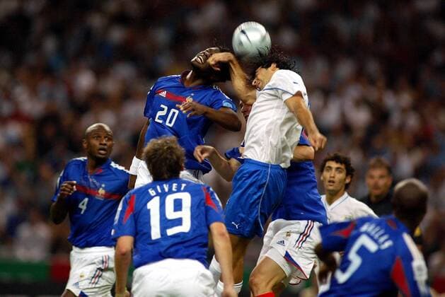Louis Saha (li., Frankreich) gegen Tal Ben Haim (Israel) Fußball Länderspiel Herren Weltmeisterschaftsqualifikation 2004, Länderspiel, Qualifikation, Nationalmannschaft, Nationalteam Gruppe pan7102 Paris, Saint Denis, St. Dynamik, Kampf,  