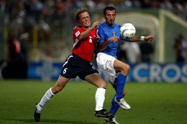 Jan Derek Sörensen (li., Norwegen) gegen Giuseppe Favalli (Italien) - PUBLISHING RIGHTS FOR GERMAN MEDIA ONLY Fußball Länderspiel Herren Weltmeisterschaftsqualifikation 2004, Qualifikation, Länderspiel, Nationalmannschaft, Nationalteam, Gruppe Palermo Dynamik,