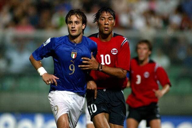 Alberto Gilrardino (li., Italien) gegen John Carew (Norwegen) - PUBLISHING RIGHTS FOR GERMAN MEDIA ONLY Fußball Länderspiel Herren Weltmeisterschaftsqualifikation 2004, Qualifikation, Länderspiel, Nationalmannschaft, Nationalteam, Gruppe Palermo