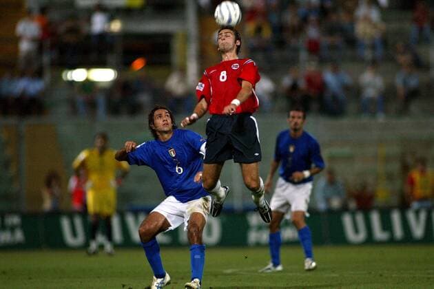 Magne Hoseth (re., Norwegen) - Kopfball, Aleassandro Nesta (Italien) schaut nur zu - PUBLISHING RIGHTS FOR GERMAN MEDIA ONLY Fußball Länderspiel Herren Weltmeisterschaftsqualifikation 2004, Qualifikation, Länderspiel, Nationalmannschaft, Nationalteam, Gruppe Palermo Dynamik,
