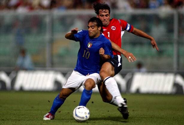Fabrizio Miccoli (li., Italien) am Ball gegen Martin Andresen (Norwegen) - PUBLISHING RIGHTS FOR GERMAN MEDIA ONLY Fußball Länderspiel Herren Weltmeisterschaftsqualifikation 2004, Qualifikation, Länderspiel, Nationalmannschaft, Nationalteam, Gruppe Palermo Dynamik,