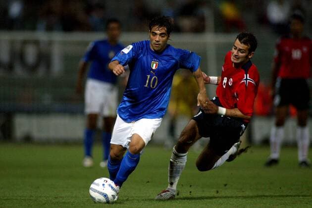 Fabrizio Miccoli (li., Italien) am Ball gegen Magne Hoseth (Norwegen) - PUBLISHING RIGHTS FOR GERMAN MEDIA ONLY Fußball Länderspiel Herren Weltmeisterschaftsqualifikation 2004, Qualifikation, Länderspiel, Nationalmannschaft, Nationalteam, Gruppe Palermo