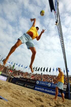 Kjell Schneider (FT Adler Kiel) - Schmetterball, re. Julius Brink (TSV Bayer 04 Leverkusen, beide Deutschland) Beachvolleyball LM Herren Deutsche Meisterschaft 2004, Landesmeisterschaft, DM, Beach, Vdig Gruppe Timmendorfer Strand Timmendorf Dynamik, Höhe,