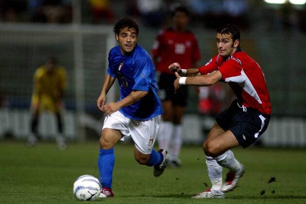 Fabrizio Miccoli (li., Italien) am Ball gegen Magne Hoseth (Norwegen) - PUBLISHING RIGHTS FOR GERMAN MEDIA ONLY Fußball Länderspiel Herren Weltmeisterschaftsqualifikation 2004, Qualifikation, Länderspiel, Nationalmannschaft, Nationalteam, Gruppe Palermo Dynamik,