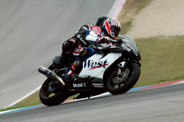 Michael Doohan (Australien) dreht mit Sängerin Natalija Verboten (Slowenien) anlässlich des West Race Day eine Runde auf seiner Maschine Motorsport Herren West Race Day 2004, Motorrad, Motorradrennen, Motorradrennsport, Motorradsport, Vdig Gruppe Brünn Brno Dynamik,