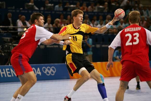 Volker Zerbe (Deutschland, Mitte) gegen Alexey Rastvortsev (li.) und Koksharov (beide Rußland) Handball OS Sommer Herren Olympische Sommerspiele Athen 2004, Olympia, Olympiade, Spiele, Nationalmannschaft, Nationalteam Gruppe Helliniko Dynamik, Kampf,