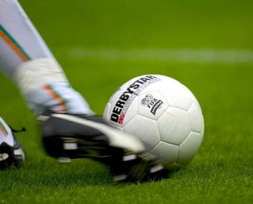 Fußballer tritt mit voller Wucht gegen einen Derbystar Ball Fußball 1. BL Herren Saison 2004 2005, SV Werder Bremen, Einzelbild Bremen Dynamik,