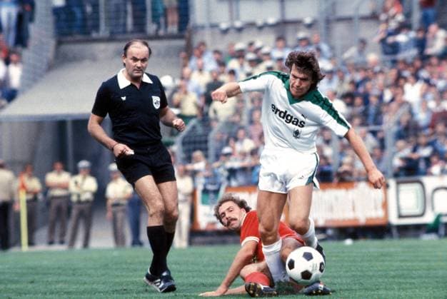 Schiedsrichter Volker Roth beobachtet den Zweikampf zwischen Lothar Matthäus (re., Gladbach) und Peter Löhr (Düsseldorf) Fußball 1. BL Herren Saison 1983 1984, Borussia Mönchengladbach - Fortuna Düsseldorf 1:1 Gruppe Mönchengladbach Dynamik, Kampf,