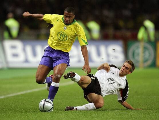 Julio Baptista (Brasilien, li.) gegen Philipp Lahm (Deutschland) Fußball Länderspiel Herren Länderspiel 2004, Freundschaftsspiel, Test, Testspiel, Nationalmannschaft, Nationalteam, Gruppe Aufmacher Berlin Dynamik,