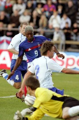Djibril Cisse (hi., Frankreich) setzt sich gegen Suni Olsen (2) und Torwart Jakup Mikkelsen (beide Färöer Inseln) durch und trifft zum 0:2 Fußball Länderspiel Herren Qualifikation 2004, Länderspiel, Nationalmannschaft, Nationalteam, Gruppe pan7135 Torshavn Dynamik,  