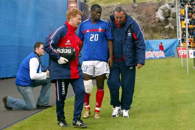 Louis Saha (Mitte.) wird von Physiotherapeut Michel Brohan (li.) und Mannschaftsarzt Jean Pierre Paclet (alle Frankreich) verletzt vom Platz begleitet Fußball Länderspiel Herren Qualifikation 2004, Länderspiel, Nationalmannschaft, Nationalteam, Gruppe pan7135 Torshavn  