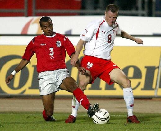 Ashley Cole (England, li.) gegen Jacek Krzynowek (Polen) - NOT TO BE PUBLISHED IN POLAND Fußball Länderspiel Herren Weltmeisterschaftsqualifikation 2004, Qualifikation, Länderspiel, Nationalmannschaft, Nationalteam Gruppe Chorzow Dynamik, Kampf,