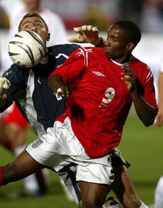 Jermain Defoe (England, re.) gegen Torwart Jerzy Dudek (Polen) - NOT TO BE PUBLISHED IN POLAND Fußball Länderspiel Herren Weltmeisterschaftsqualifikation 2004, Qualifikation, Länderspiel, Nationalmannschaft, Nationalteam Gruppe Chorzow Dynamik,