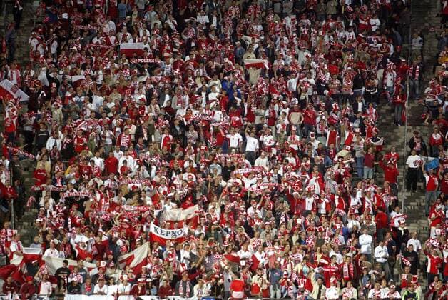 Im polnischen Fanblock dominieren ganz klar die Landesfarben rot-weiß - NOT TO BE PUBLISHED IN POLAND Fußball Länderspiel Herren Weltmeisterschaftsqualifikation 2004, Qualifikation, Länderspiel, Nationalmannschaft, Nationalteam Totale Chorzow