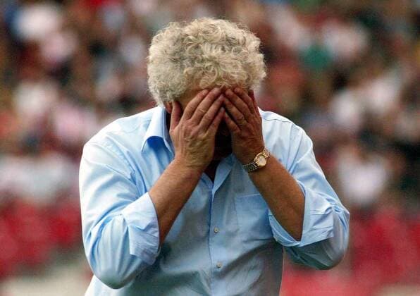 Trainer Klaus Toppmöller (HSV) verzweifelt Fußball 1. BL Herren Saison 2004 2005, Hamburger SV, Hamburg, Vdig Einzelbild Stuttgart Enttäuschung, Verzweiflung,