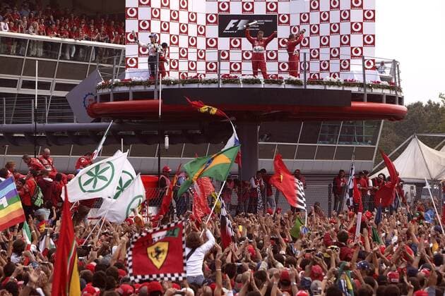 Siegerehrung nach dem GP von Italien in Monza 2004, v.li.: Jenson Button (England BAR-Honda), Michael Schumacher (Deutschland) und Sieger Rubens Barrichello (Brasilien beide Ferrari) werden von den Ferraristi gefeiert Motorsport Grand Prix Herren Großer Preis von Italien 2004, Formel 1 Weltmeisterschaft, F1, F, GP, WM Totale Autodromo Nazionale Monza Begeisterung, Freude,