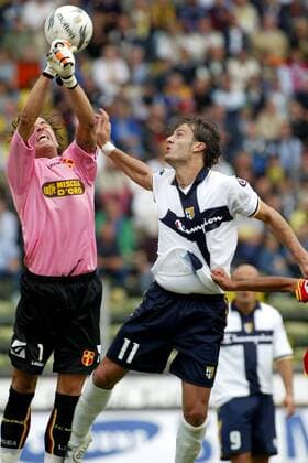 Torwart Marco Storari (li., Messina) gegen Alberto Gilardino (Parma) Fußball Herren Serie A 2004 2005, 1. Italienische Liga, AC Parma - FC Messina 0:0 Gruppe Parma Dynamik,