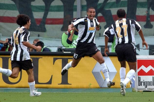Torschütze David Trezeguet (Mitte) läuft in die Arme von Zebina (beide Juventus, re.) - Torjubel Fußball Herren Serie A 2004 2005, 1. Italienische Liga, Juventus Turin, Juve Gruppe Brescia Dynamik,