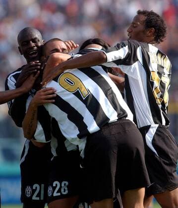Lilian Thuram (li.) und Jonathan Zebina (re.) jubeln mit Torschütze Ibrahimovic (alle Juventus, 9) Fußball Herren Serie A 2004 2005, 1. Italienische Liga, Juventus Turin, Juve Gruppe Brescia Freude,