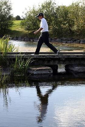 Graeme McDowell (Nordirland) überquert das Wasserhindernis Golf Herren Linde German Masters 2004, Golfen, European PGA Tour, Vdig Totale Gut Lärchenhof Köln Pulheim