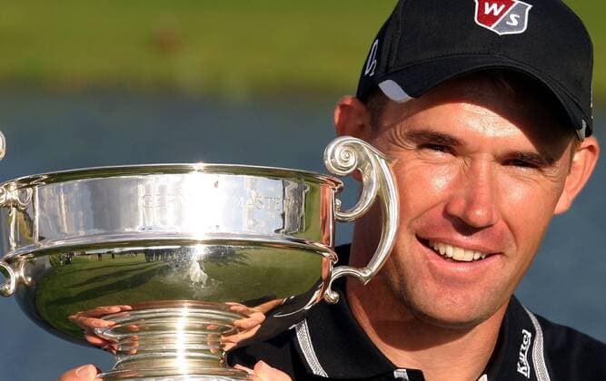 Padraig Harrington (Irland) präsentiert seine Trophäe für den Sieg beim Linde German Masters 2004 Golf Herren Linde German Masters 2004, Golfen, European PGA Tour, Vdig Einzelbild Gut Lärchenhof Köln Pulheim